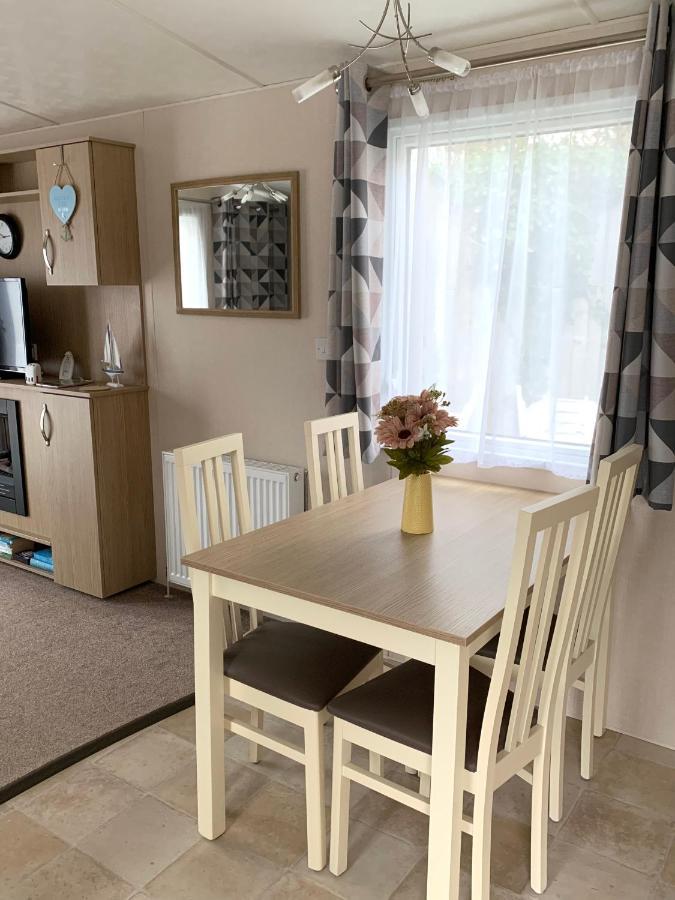 Mollys Retreat Pet Friendly Three Bed Caravan With Small Garden Newquay Bay Resort Quieter Area Of Park Εξωτερικό φωτογραφία